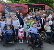 Борис Колесников подарил специализированный микроавтобус Центру  социальной реабилитации детей-инвалидов