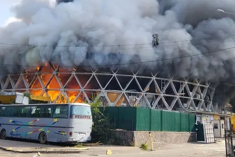 Атака дронів на Київ: що відомо про влучання біля вокзалу та пожежу на «шайбі»